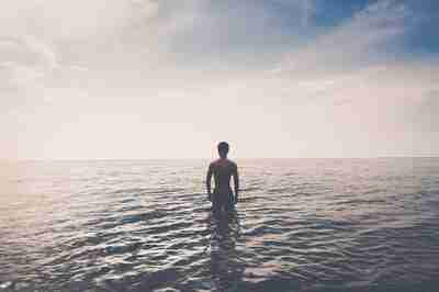 蕾丝包臀半身裙如何搭配(黑色镂空蕾丝包臀半身裙搭配什么上衣好看)